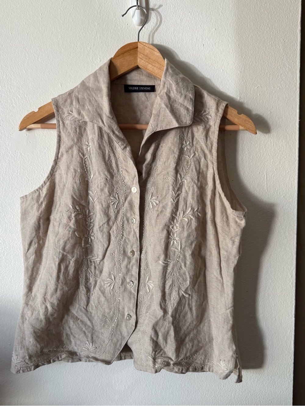 Valerie Stevens Linen Beige Sleeveless Embroidered Button-Front Top